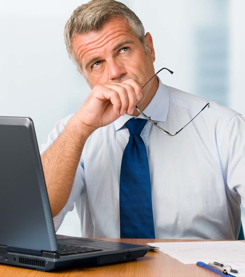 Ein Bild, Manager am Laptop, nachdenklich
