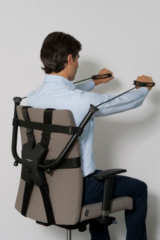 ein Bild, Mann sitzend auf Bürostuhl trainiert mit OfficeGYM