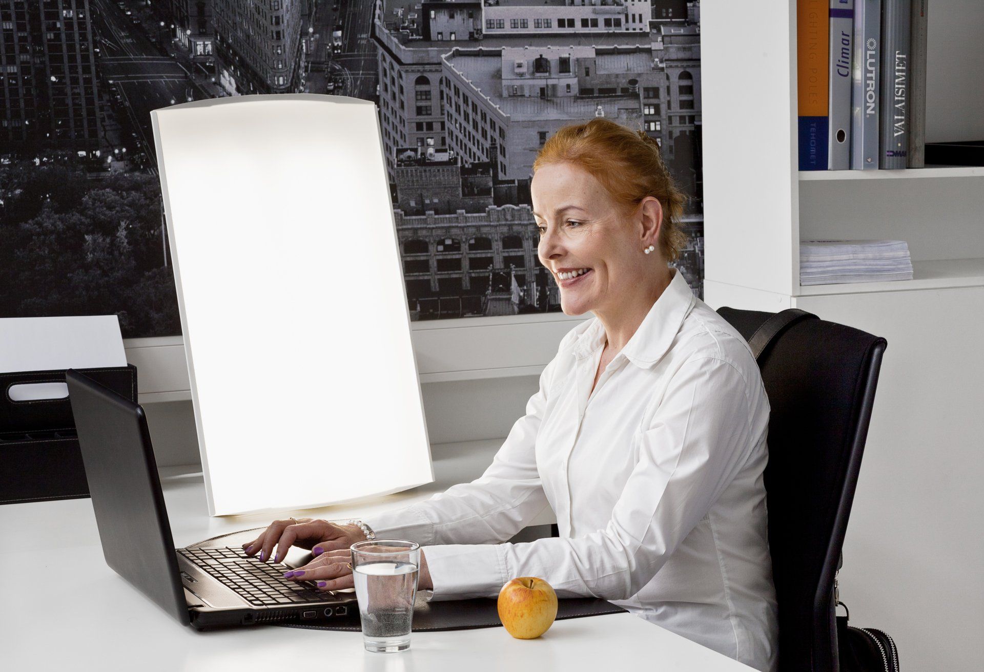 Lichttherapiegerät als Schreibtischlampe