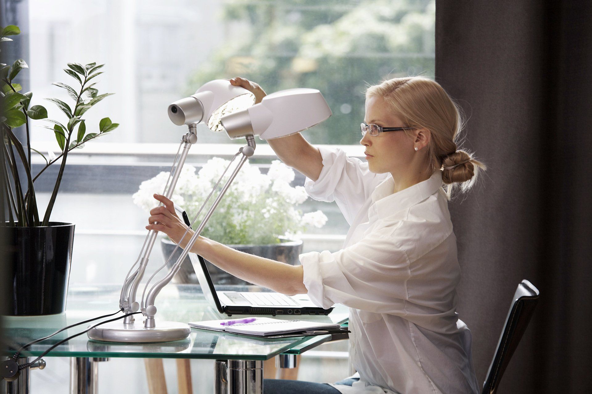 ein Bild, Frau am Schreibtisch, Lichttherapie-Schreibtischlampe