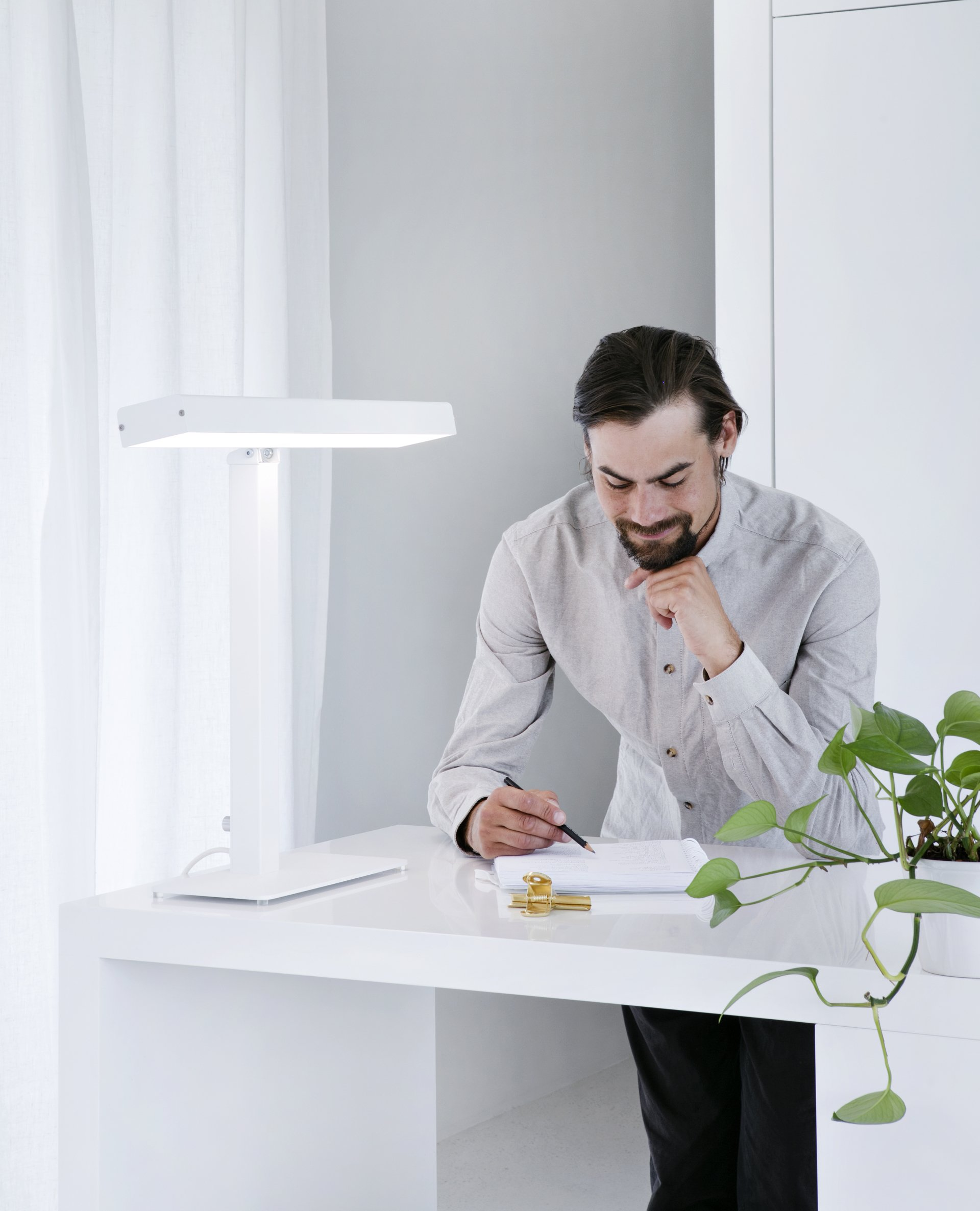 ein Bild, Lichttherapie-Schreibtischlampe, Mann am Stehtisch