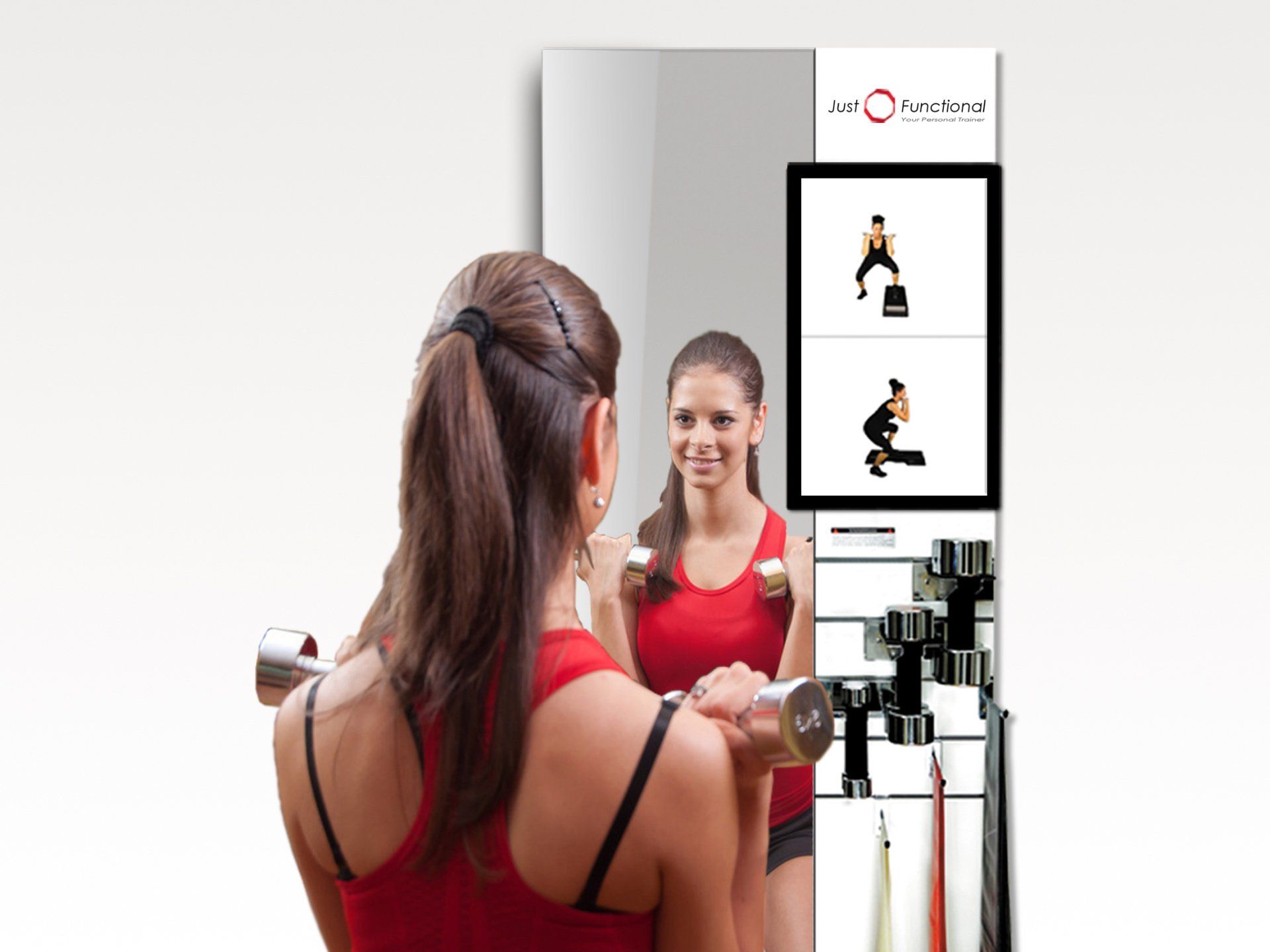 ein Bild, Just Functional, junge Frau trainiert vor dem Spiegel der Übungsstation