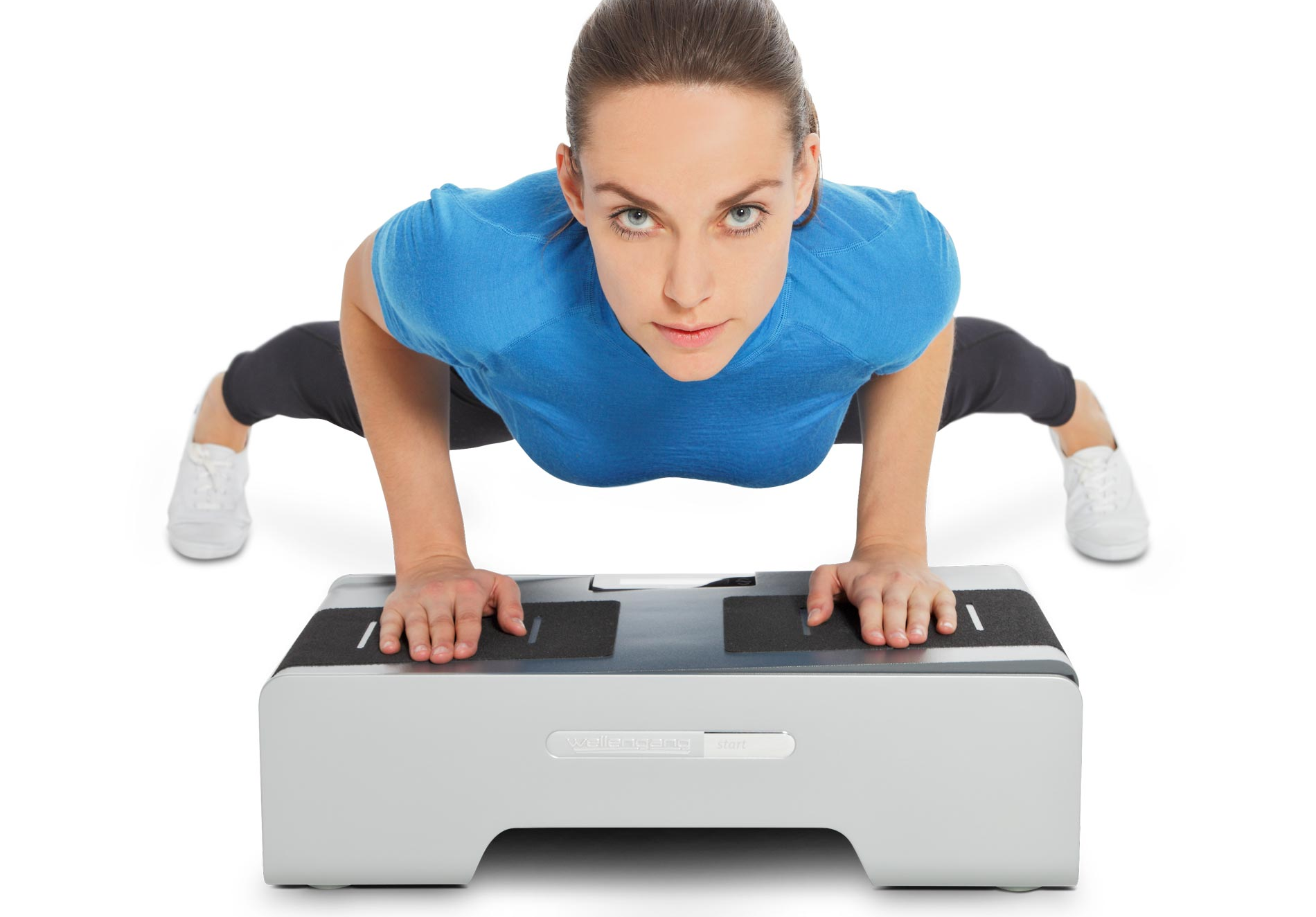 Ein Bild, junge Frau, Liegestütze auf Vibrationstrainer, Wellengang