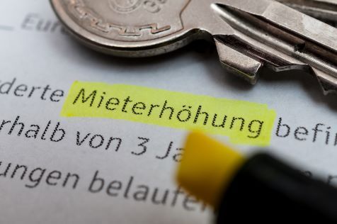Bild zeigt das Wort Mieterhöhung gelb markiert und einen Schlüssel