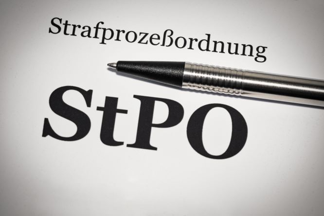 Bild zeigt Strafprozessordnung Buchtitel mit Kugelschreiber darauf liegend