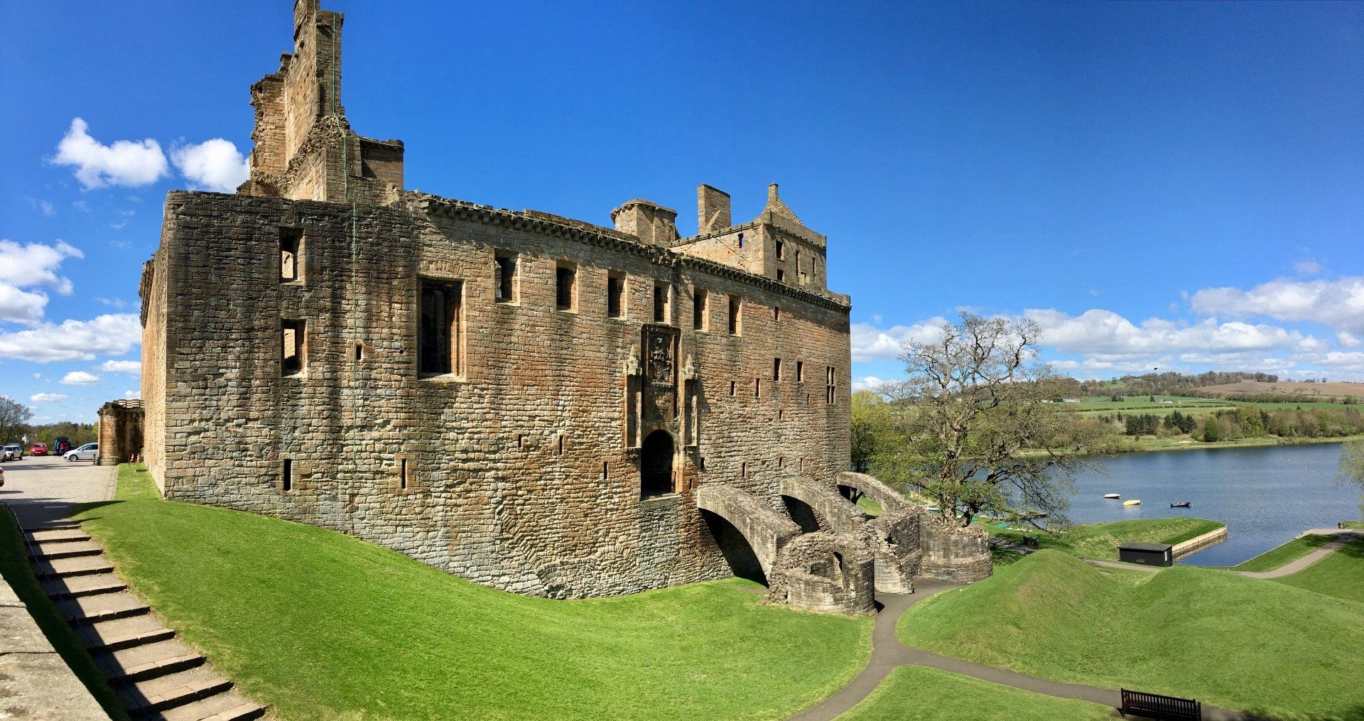Linlithgow Palace and Loch