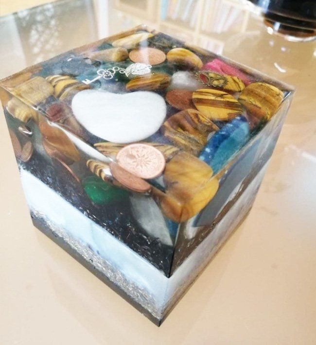 Orgonit Handarbeit als Würfelform