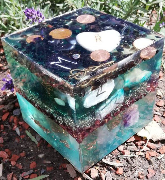 Orgonit Handarbeit als Würfel