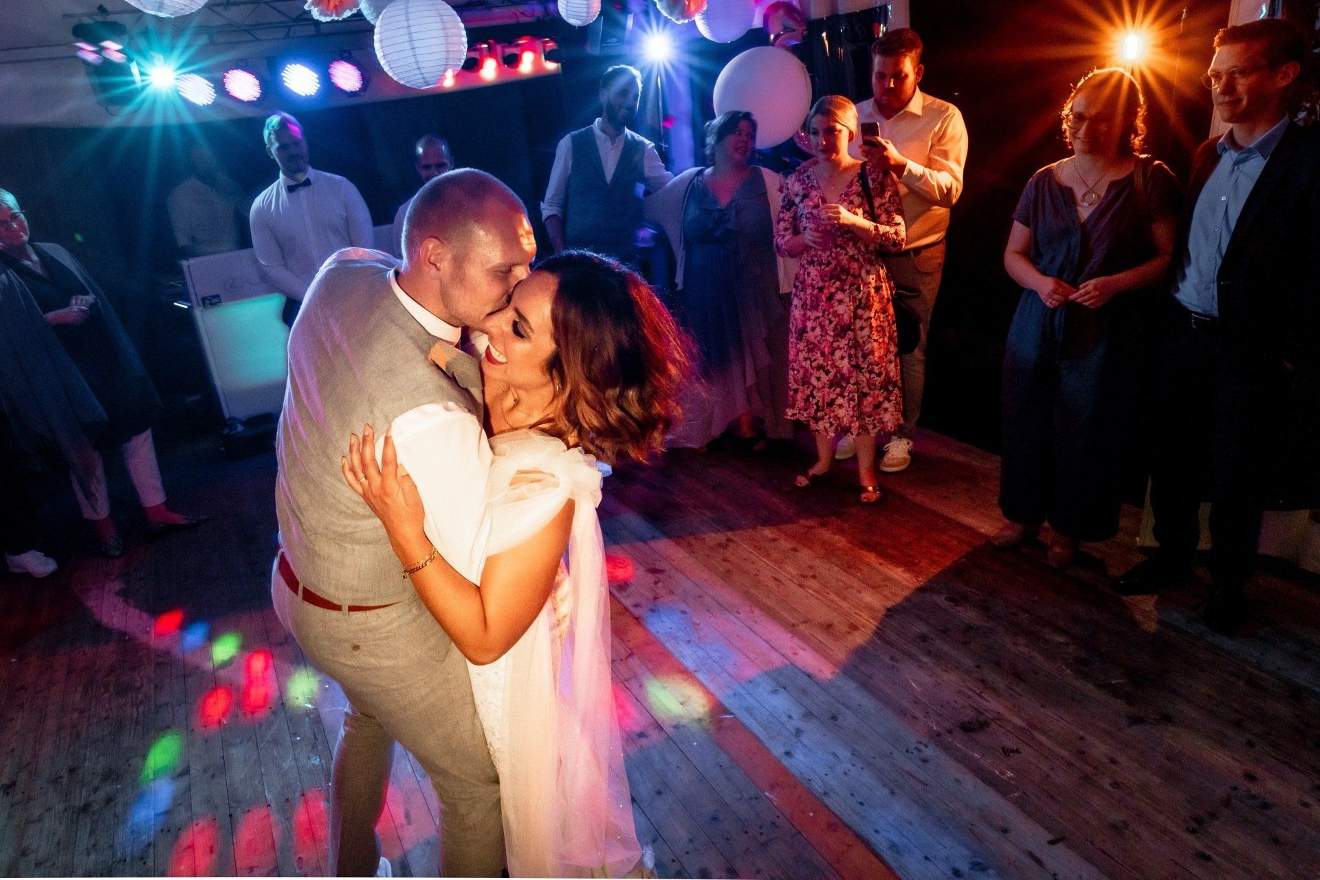 Eröffnungstanz Hochzeitsfeier Verena Hartmann, Hochzeitsfotos, Fotograf, Hochzeitsfotograf, Osnabrück, Rheine, Brautpaar, Party, Hochzeitsparty, Pärchen, Couple, Ehrentanz, Eröffnungstanz, Liebe im Herz