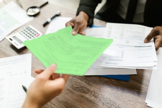 Agente de seguros entregando la carta verde a un cliente