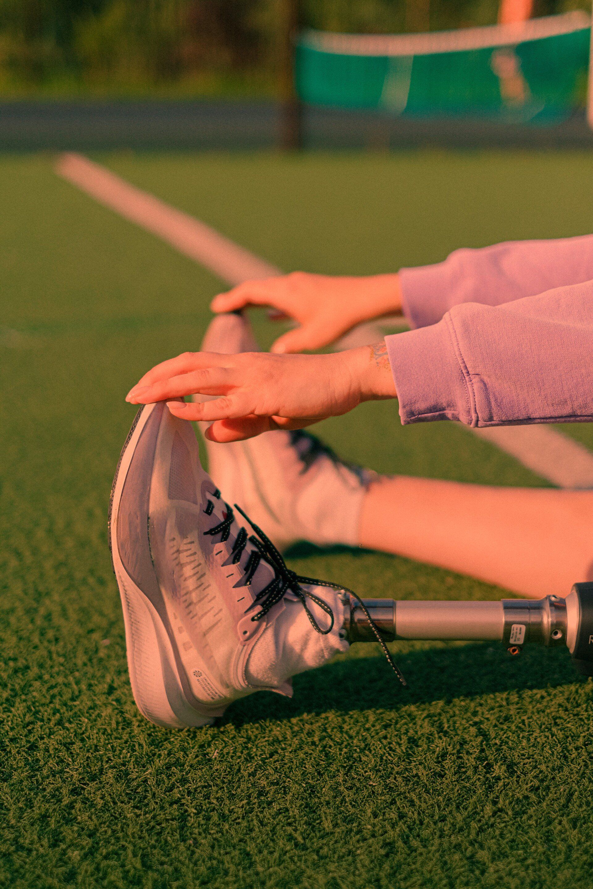 Persona con una pierna ortopédica estirando los pies