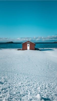 caseta de madera en la orilla de una playa