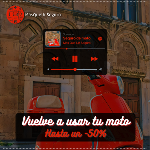 Scooter roja con una catedral de fondo