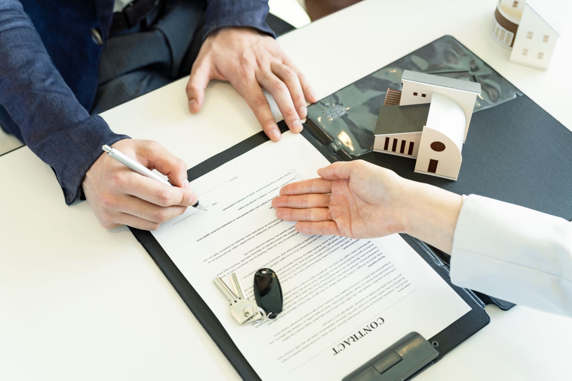 einen Vertrag unterschreiben