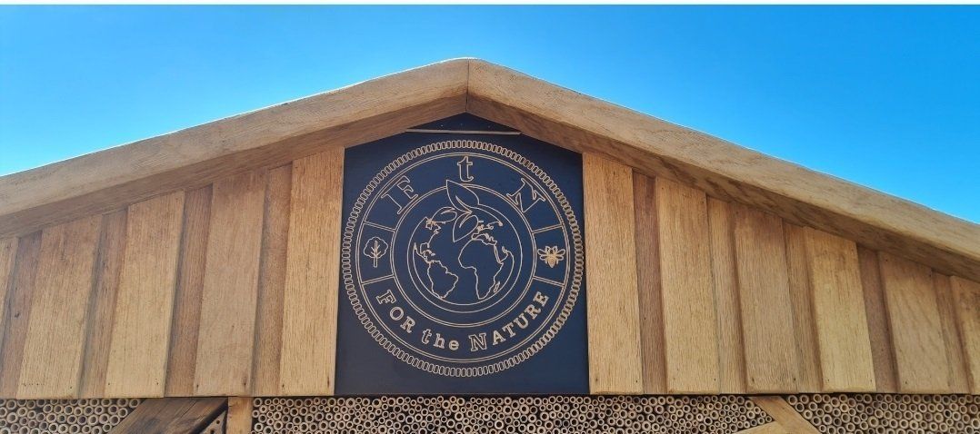 Eingefrästes FtN Logo in der Dachgaube unserer Insektenwand