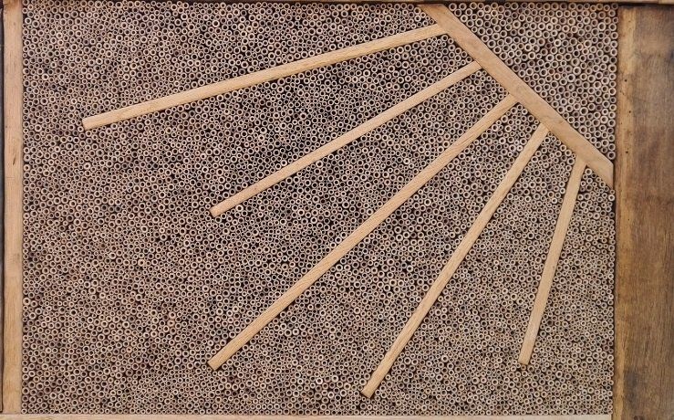 Detailansicht:Insektenhotel Füllung als Sonnenmotiv aus Holzstücken und Premium Bambusröhren