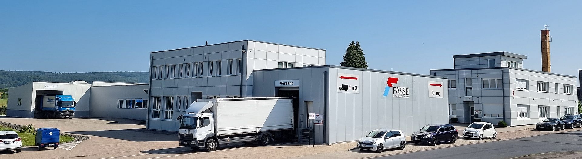 Moderner Versand mit Schub & Hub-Bühne für die schnelle Beladung