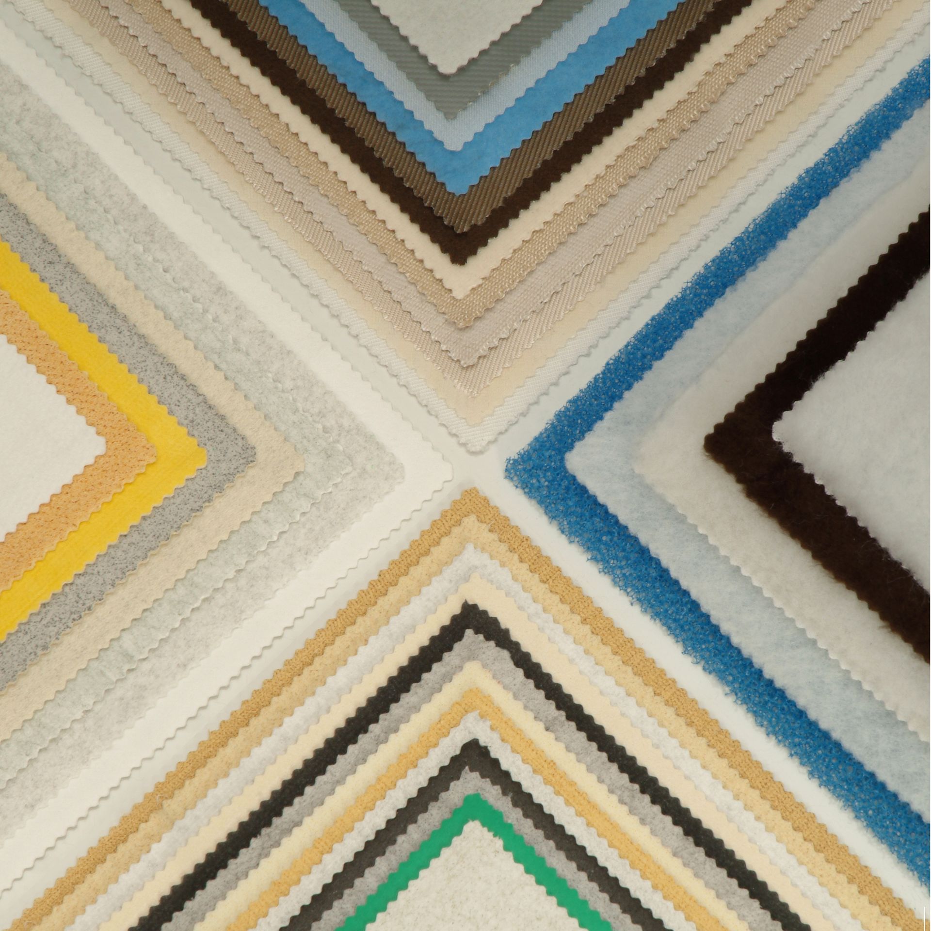 Diverse Filtermedien gestaffelt gezeigt. Z.B. PORET-Schaum, Webflor, Gewebe, Vliese und  Nadelfilze inkl. Ausrüstungen