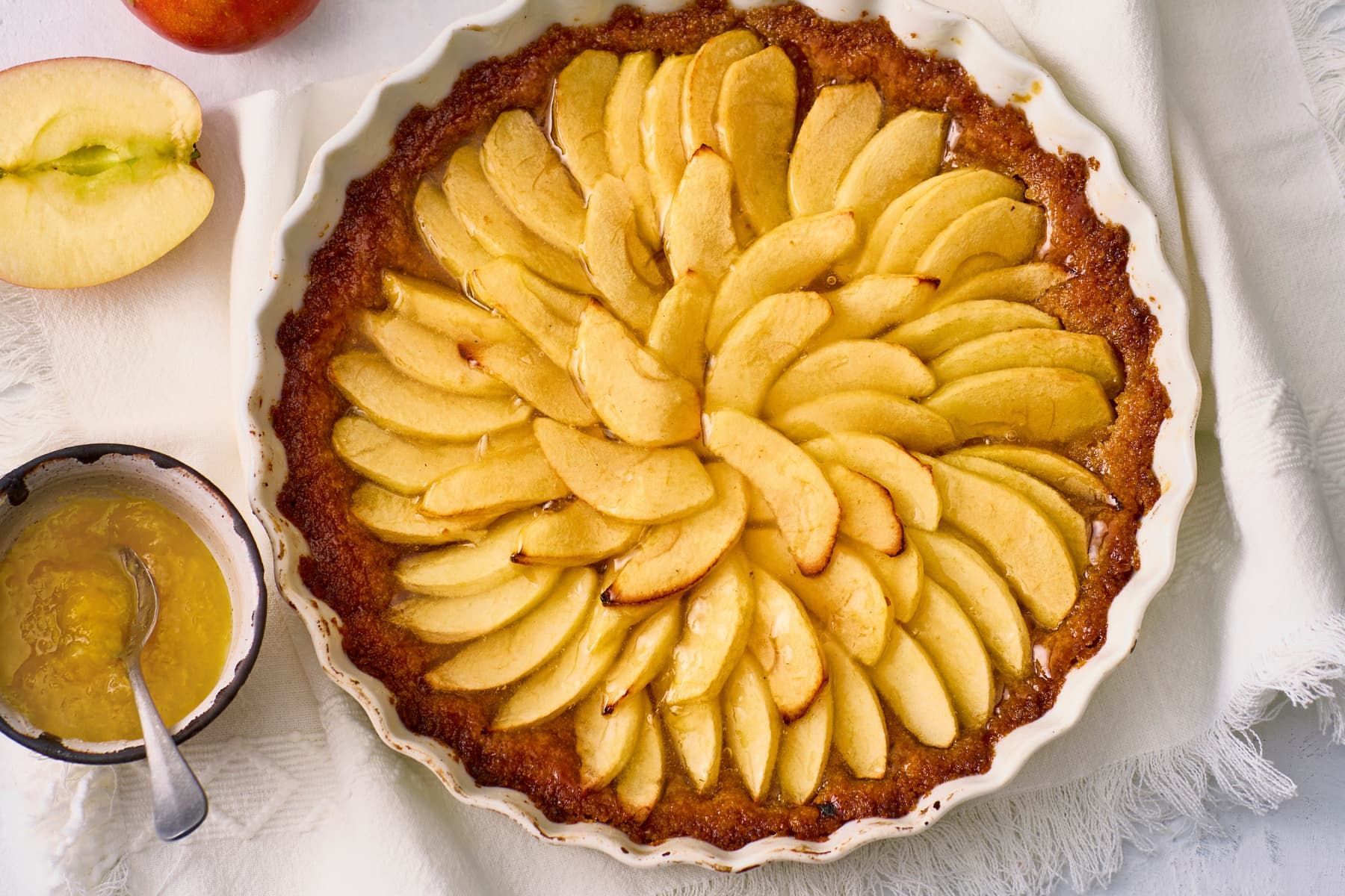 Apfeltarte schnell und einfach – das raffinierte Rezept mit Keksboden aus „Emmi backt einfach“ apfeltarte-rezept-einfach-keksboden-emmi-backt