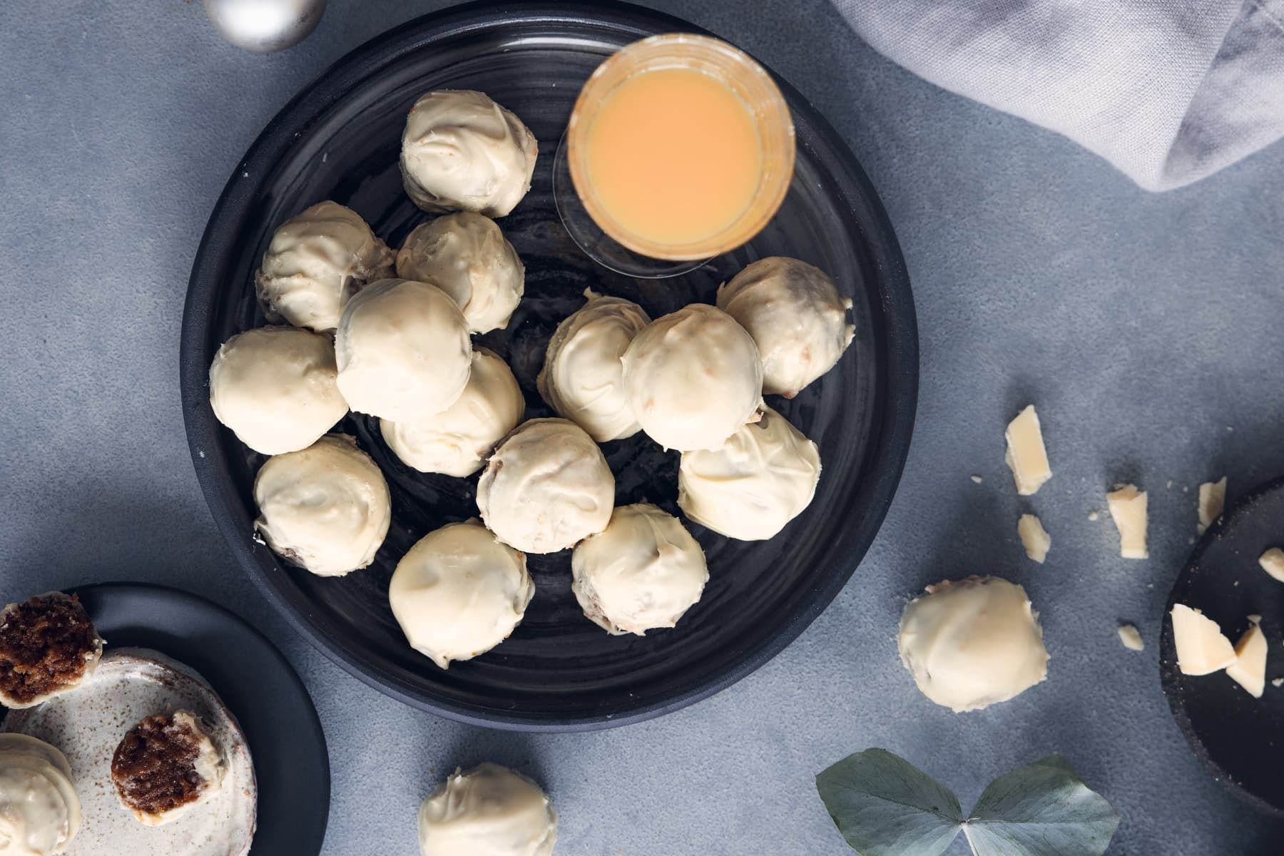 Eierlikörkugeln mit weißer Schokolade eierlikoerkugeln-weisse-schokolade-rezept-advent