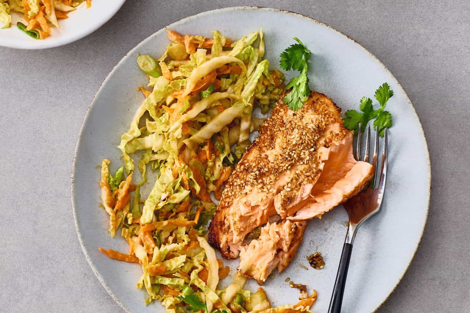 Sesam-Lachs mit Asia-Chinakohlsalat sesam-lachs-asia-chinakohlsalat-gesundes-rezept-muskelaufbau