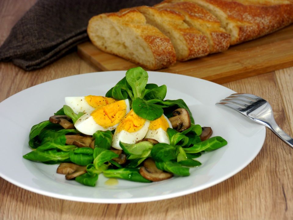 wissen-ist-mehr-feldsalat-mit-gebratenen-champignons