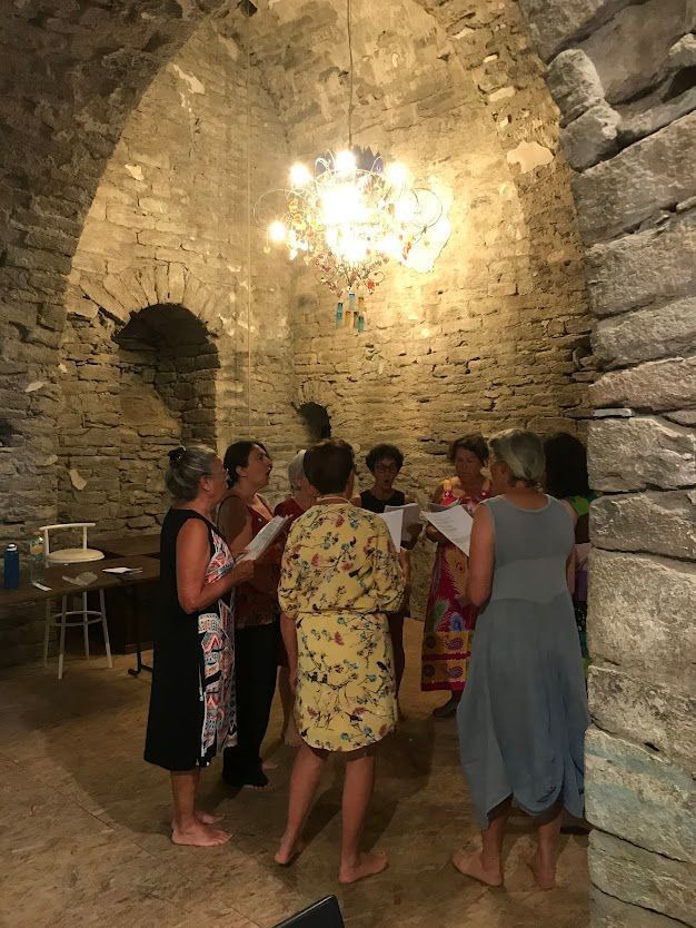 Claire Chevalier chanteuse, stage, chant médiéval, Corconac, Gard