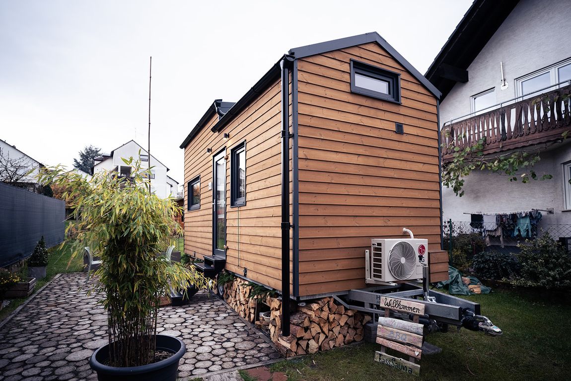 Außenansicht vom Tiny House mit Klimaanlage
