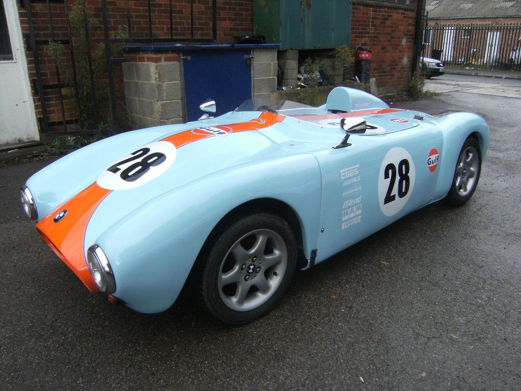 blue sammio spyder car with hump