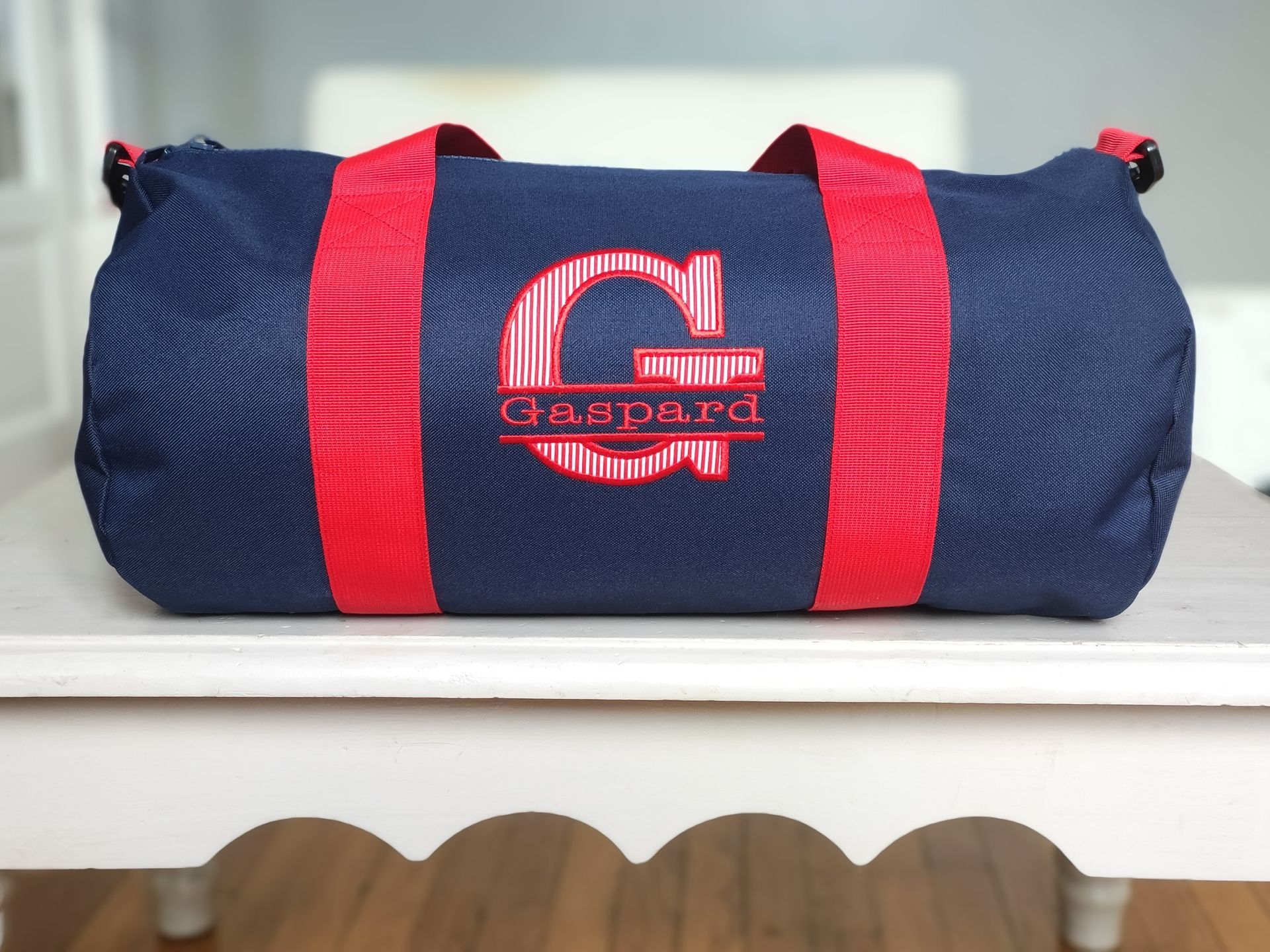 Ce sac polochon personnalisé par une initiale avec du liberty Betsy Grenadine est un cadeau qui fera très plaisir à un enfant