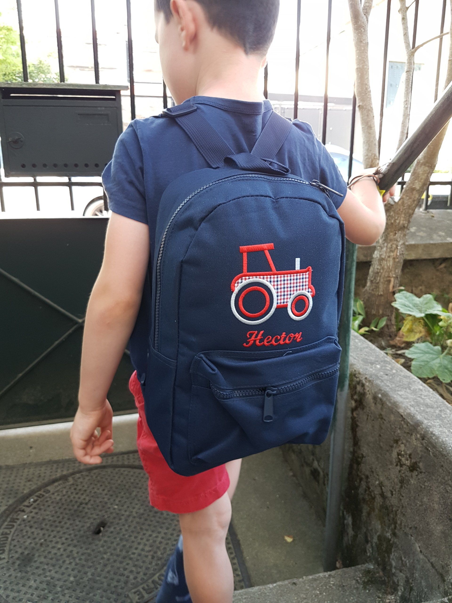 Ce sac à dos de type eatspack brodé au prénom de l'enfant avec un joli motif liberty ou tracteur