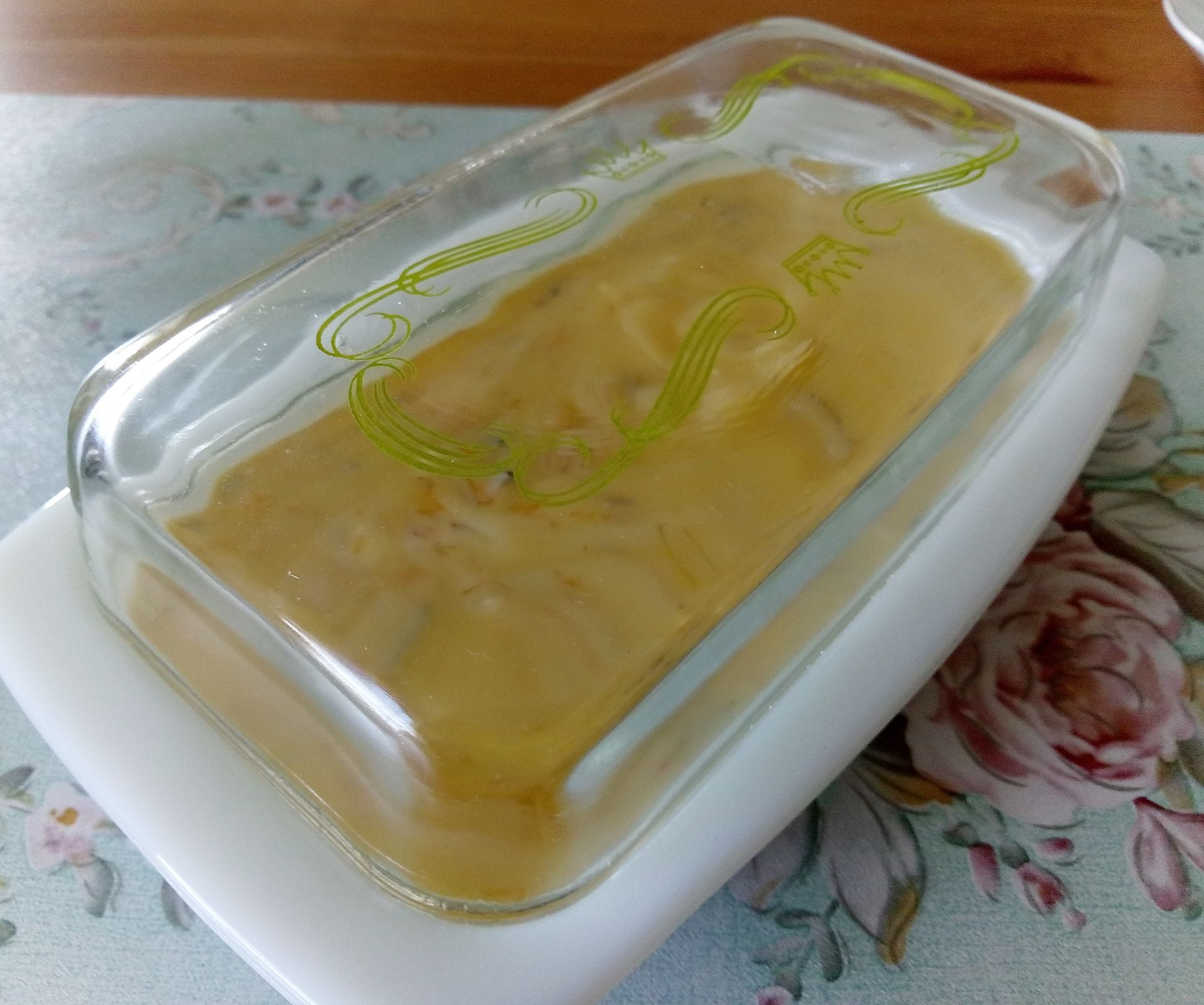 Löwenzahnbutter in der Vintage Pyrex Butter Dish Löwenzahnbutter