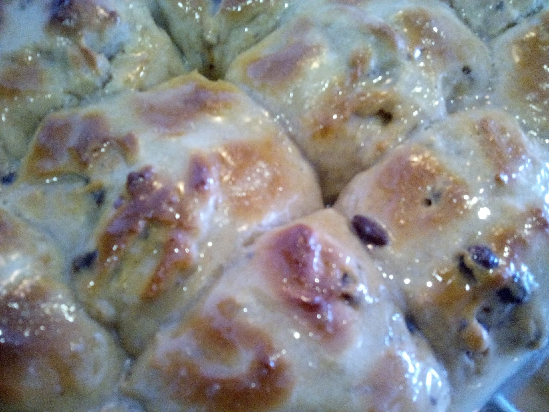 Hot Cross Bun mit Ahornglasur Hot Cross Bun