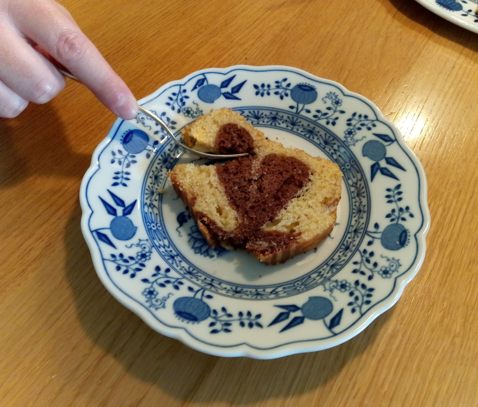 Ich sollte für das Foto nur einen Krümel entfernen...aber nicht mit mir! Backen mit Herz - beim Geburtstagskaffee von Muttern