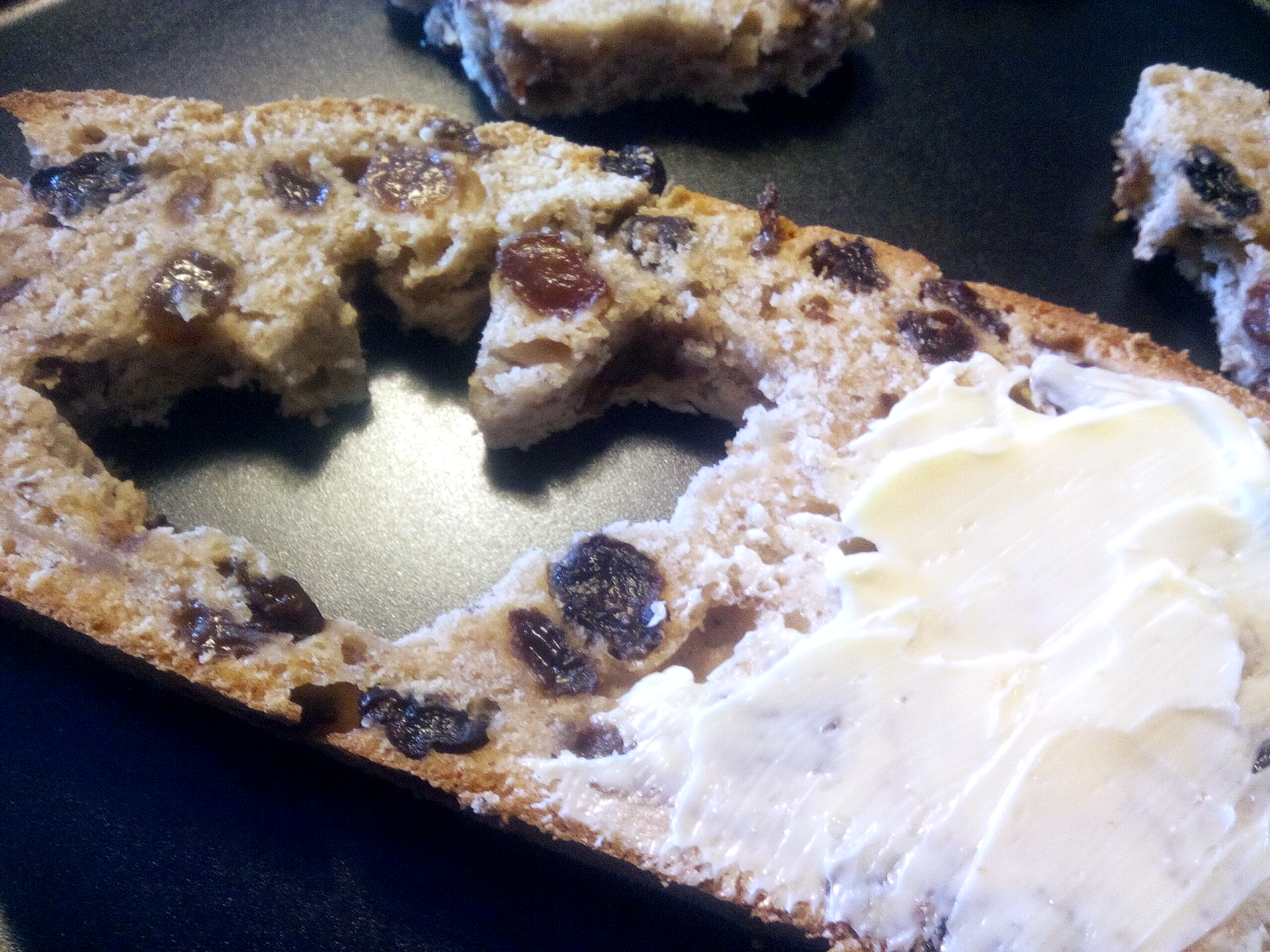 Eigentlich soll man irische Butter nehmen, aber deutsche geht auch... Barmbrack Brot
