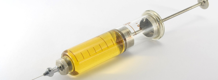 Spritze mit Impfserum, Infos zum neuen Impfschema der LMU München