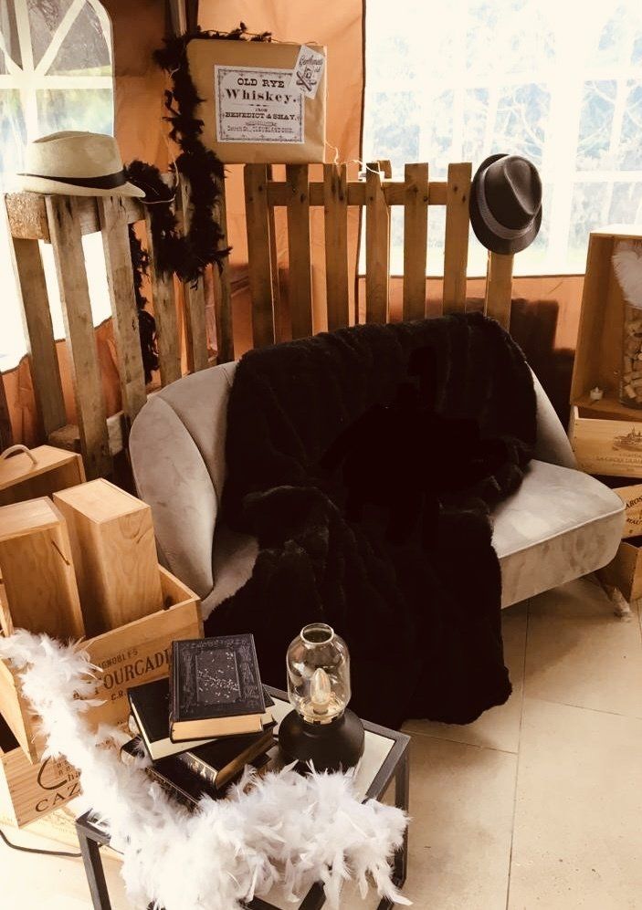 Une décoration immersive pour un anniversaire Peaky Blinders