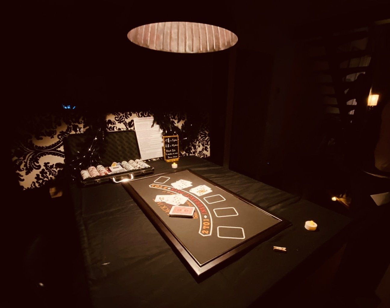 Une décoration immersive pour un anniversaire Peaky Blinders