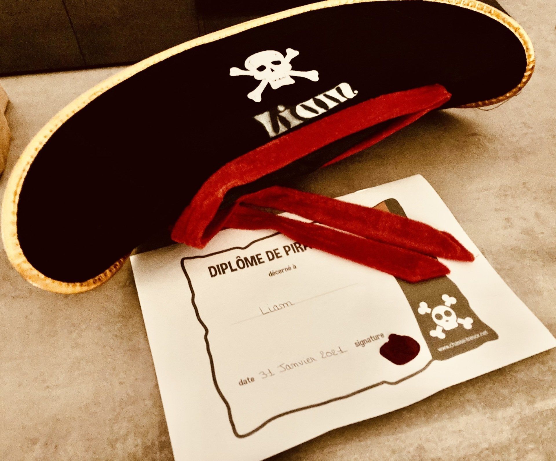 Tous des pirates pour monter à bord de se navire amarré en Essonne pour un anniversaire immersif