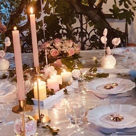 Table d'anniversaire, éclairé à la bougie pour les 1 an d'une petite fille