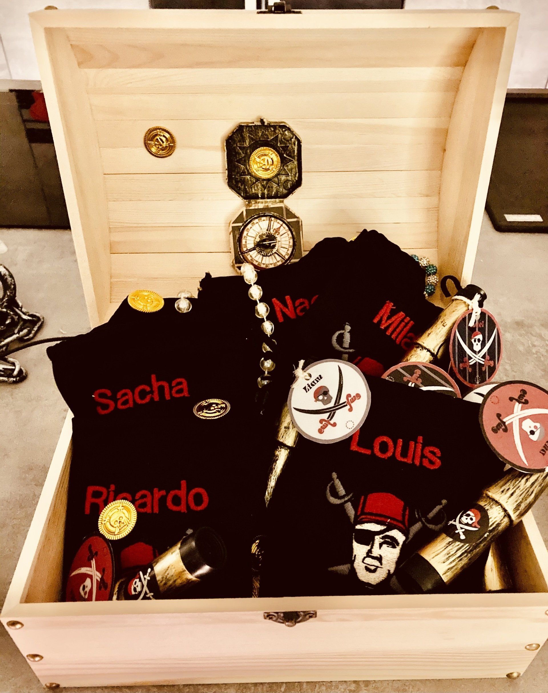 Tous des pirates pour monter à bord de se navire amarré en Essonne pour un anniversaire immersif