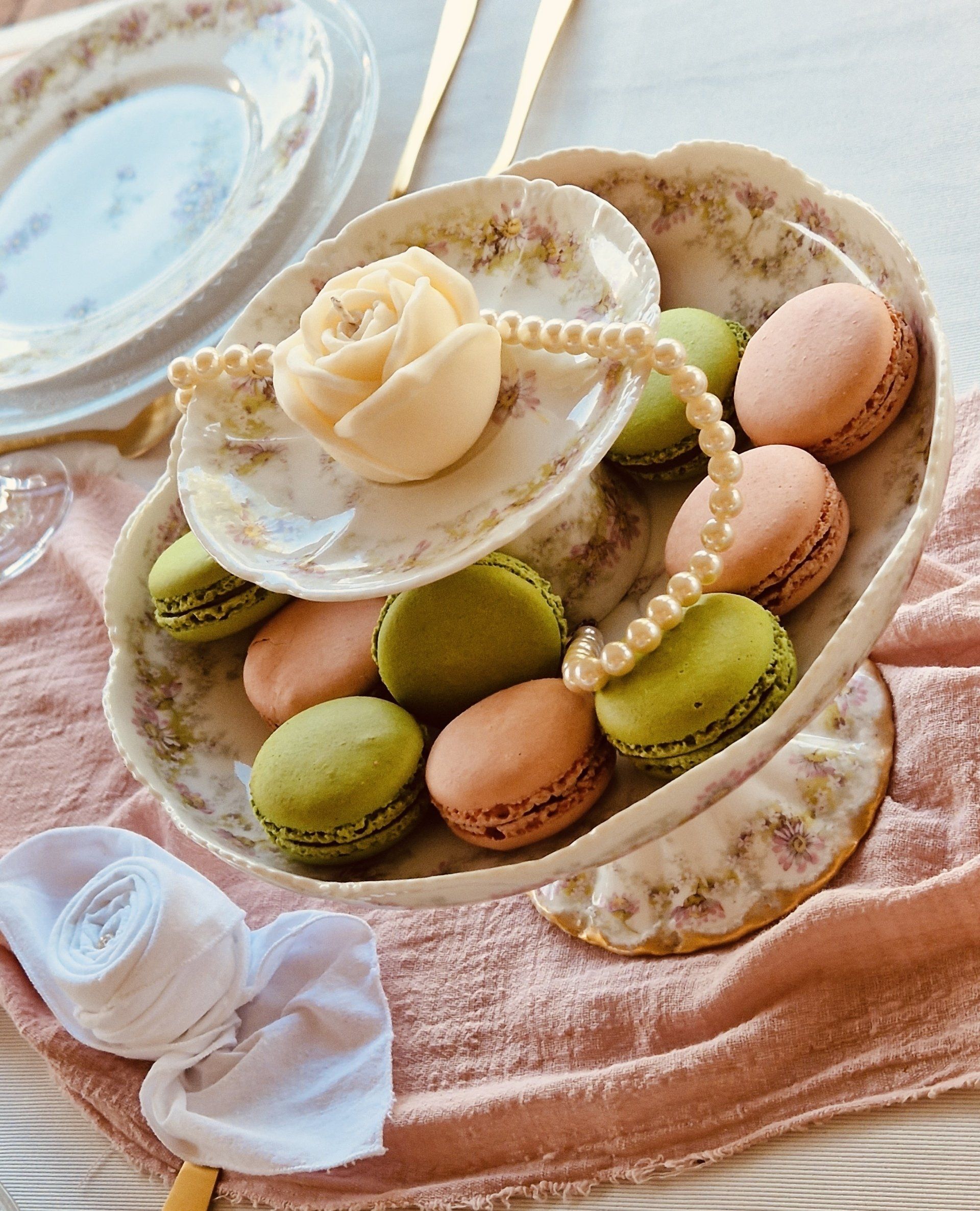 Un anniversaire sweety, girly pour les 1 an d'une petite fille. Une table sublimé de macaron dans un plat en porcelaine