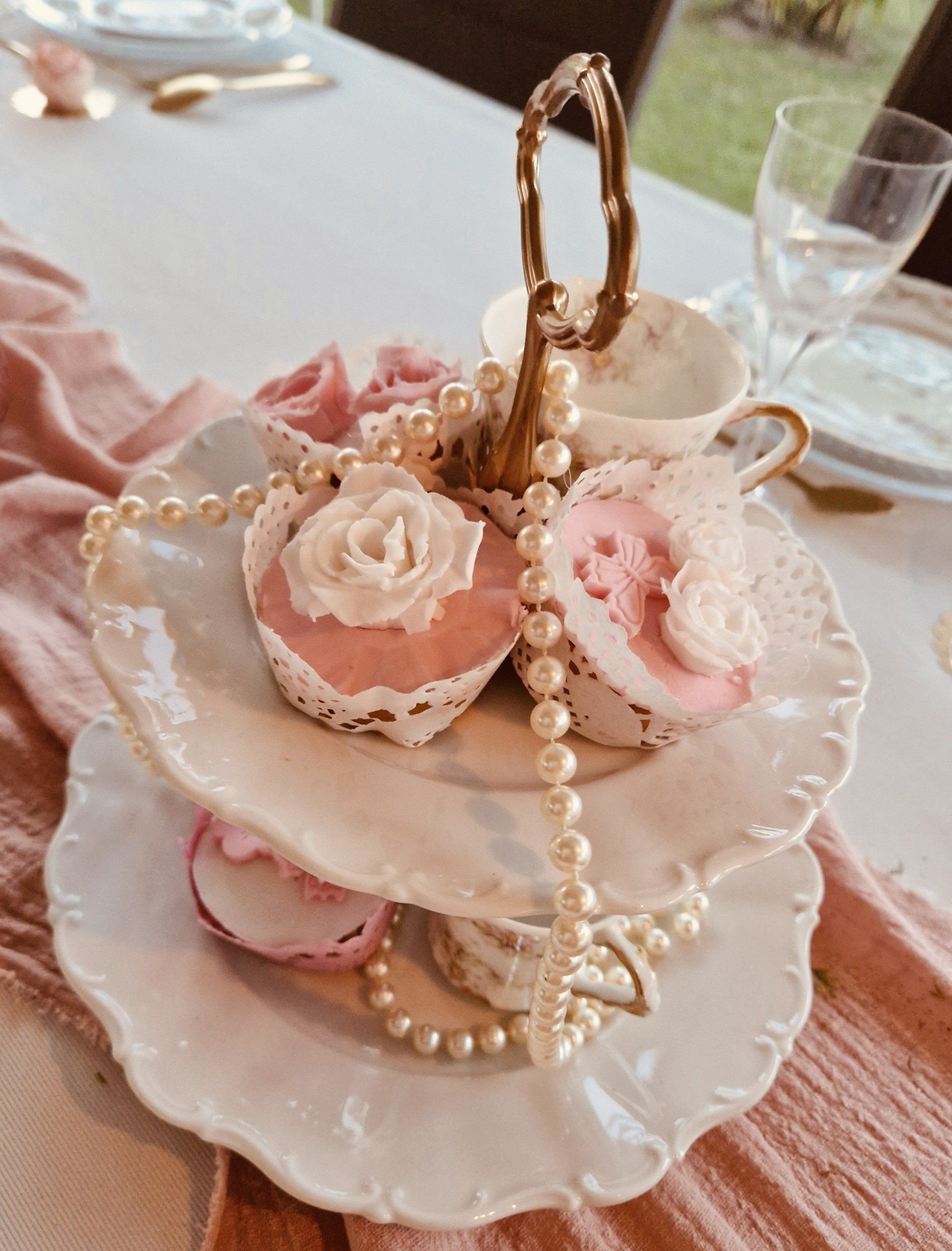 Un anniversaire sweety, girly pour les 1 an d'une petite fille. Location de vaisselle en porcelaine en Essonne