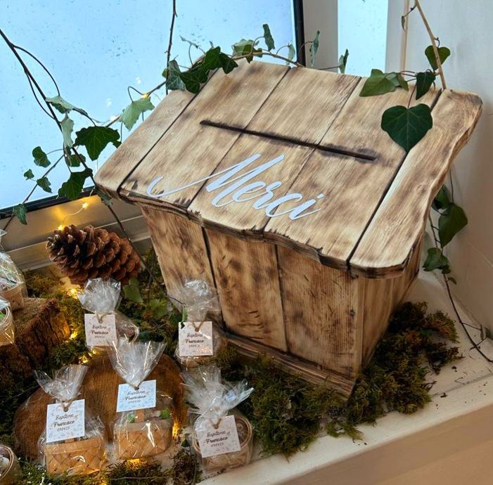 Une urne en bois entièrement confectionnée dans l'atelier Ecrin Event's. Parfaitement conçu pour recevoir les cartes de voeux