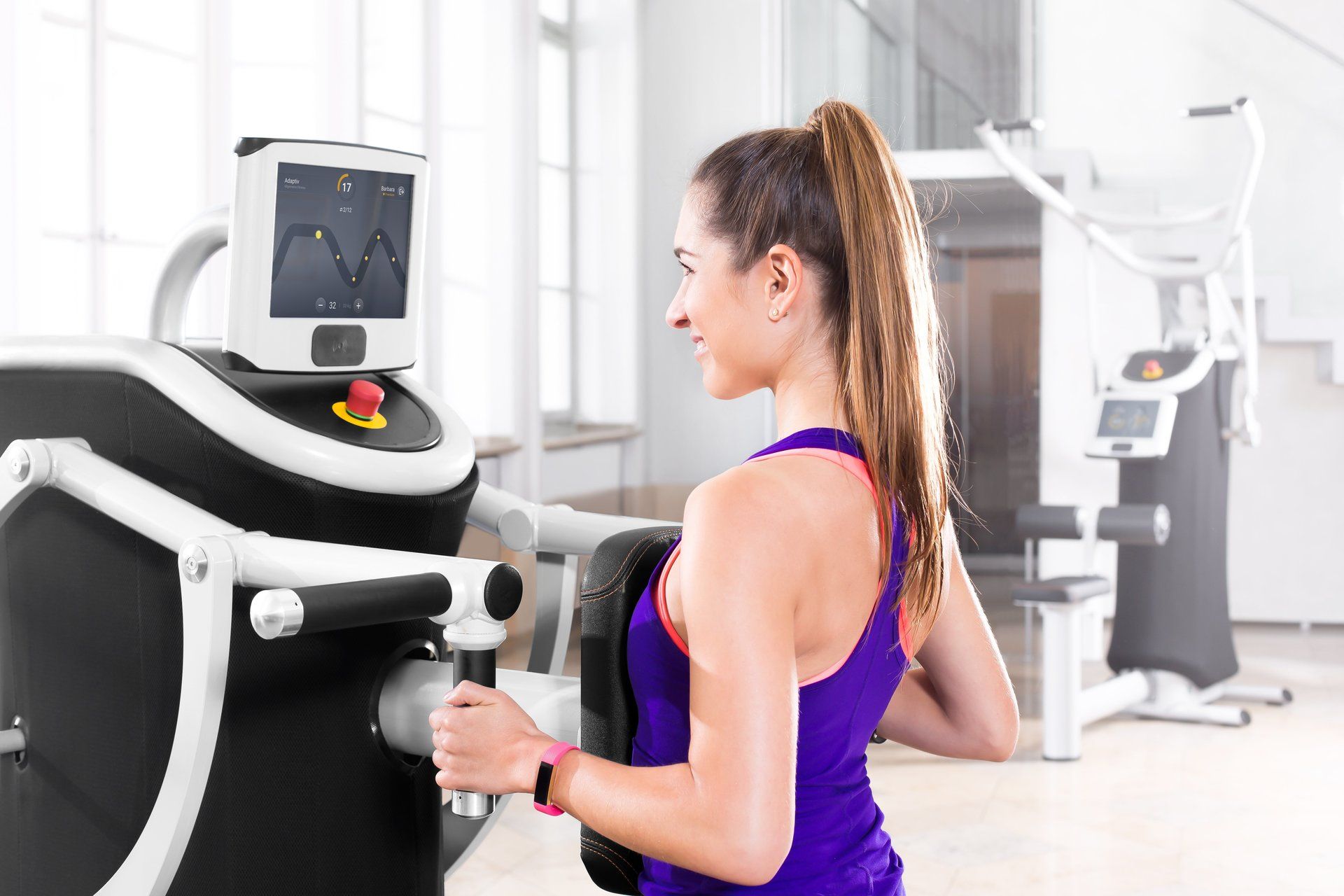 Frau trainiert am Ruderzug und hat Spaß