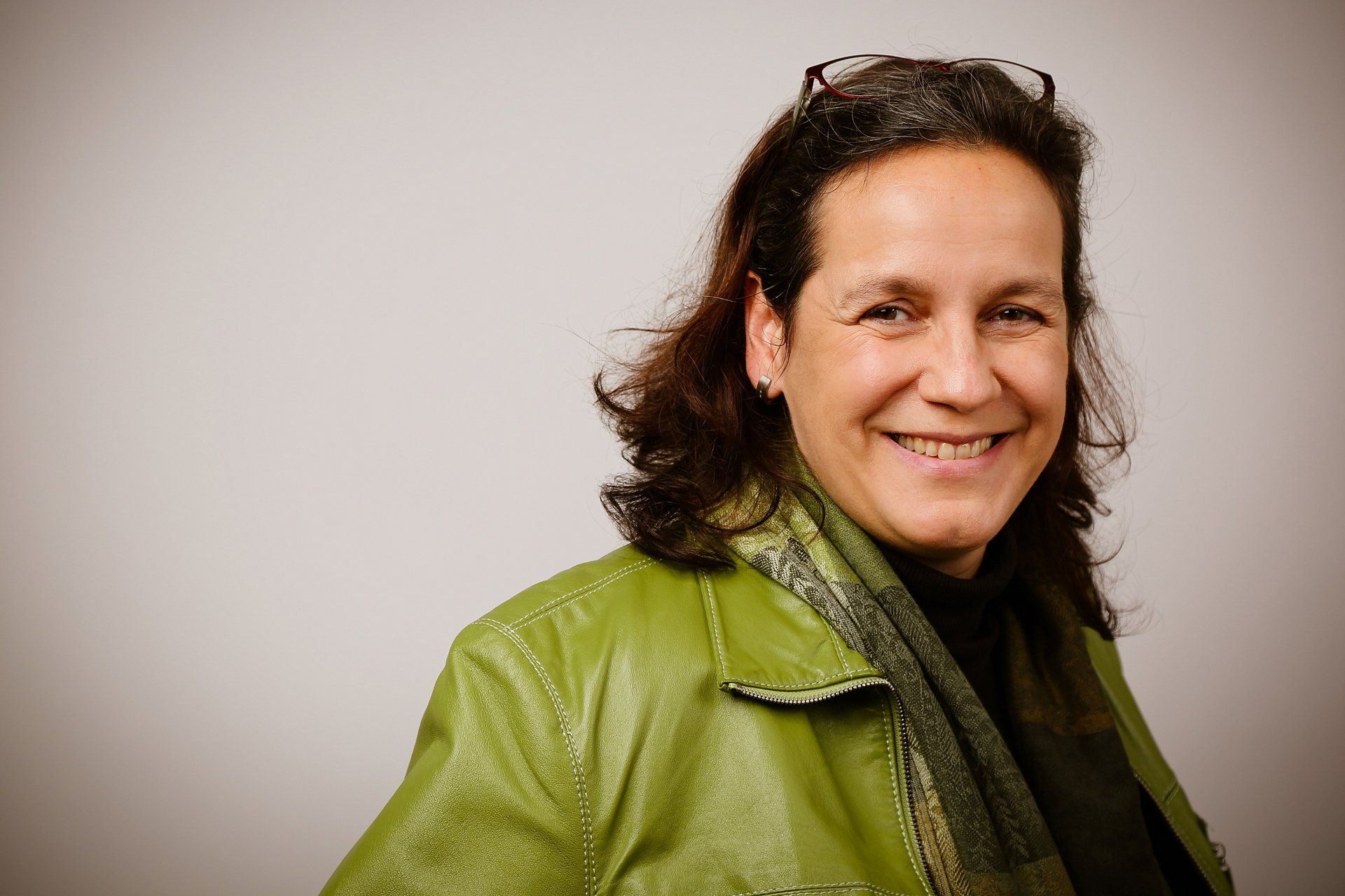 Fotografie: www.meike-engel-fotografie.de Profilfoto einer Frau mit dunklen Haaren in einer grünen Lederjacke