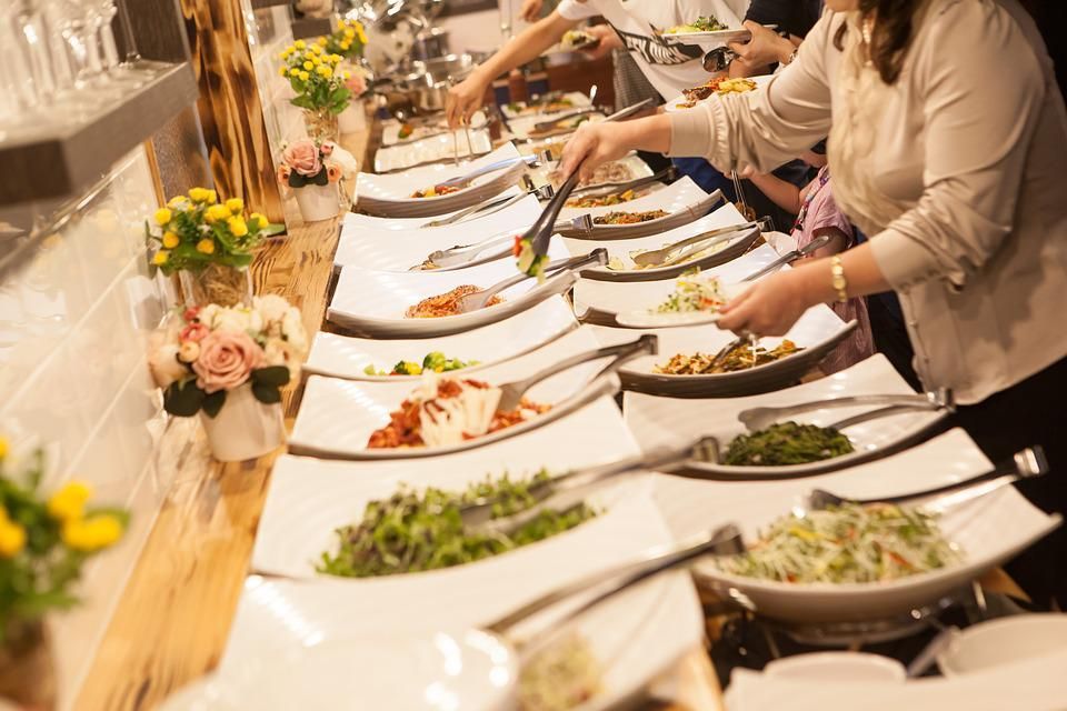 ¿Cuáles son los tipos de servicios gastronómicos que puede incluir un catering?
