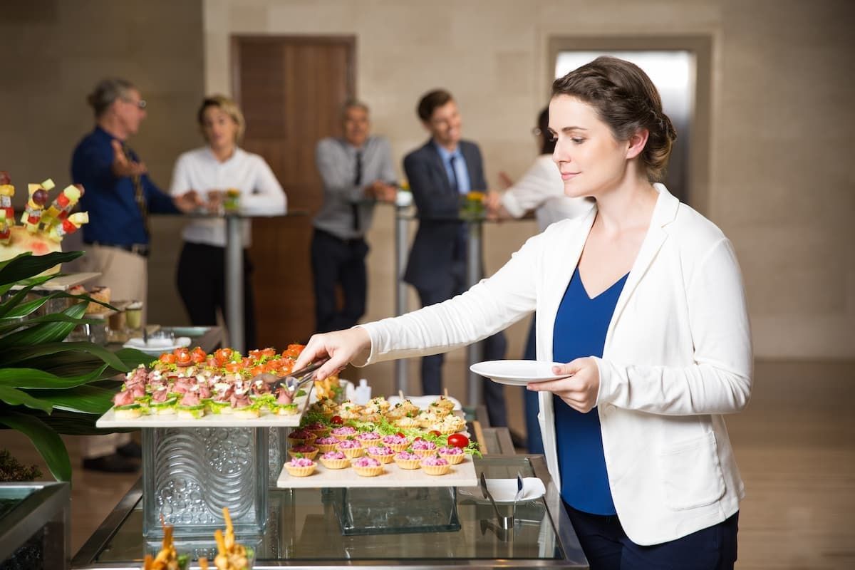 ¿Precio de catering para 100 personas?