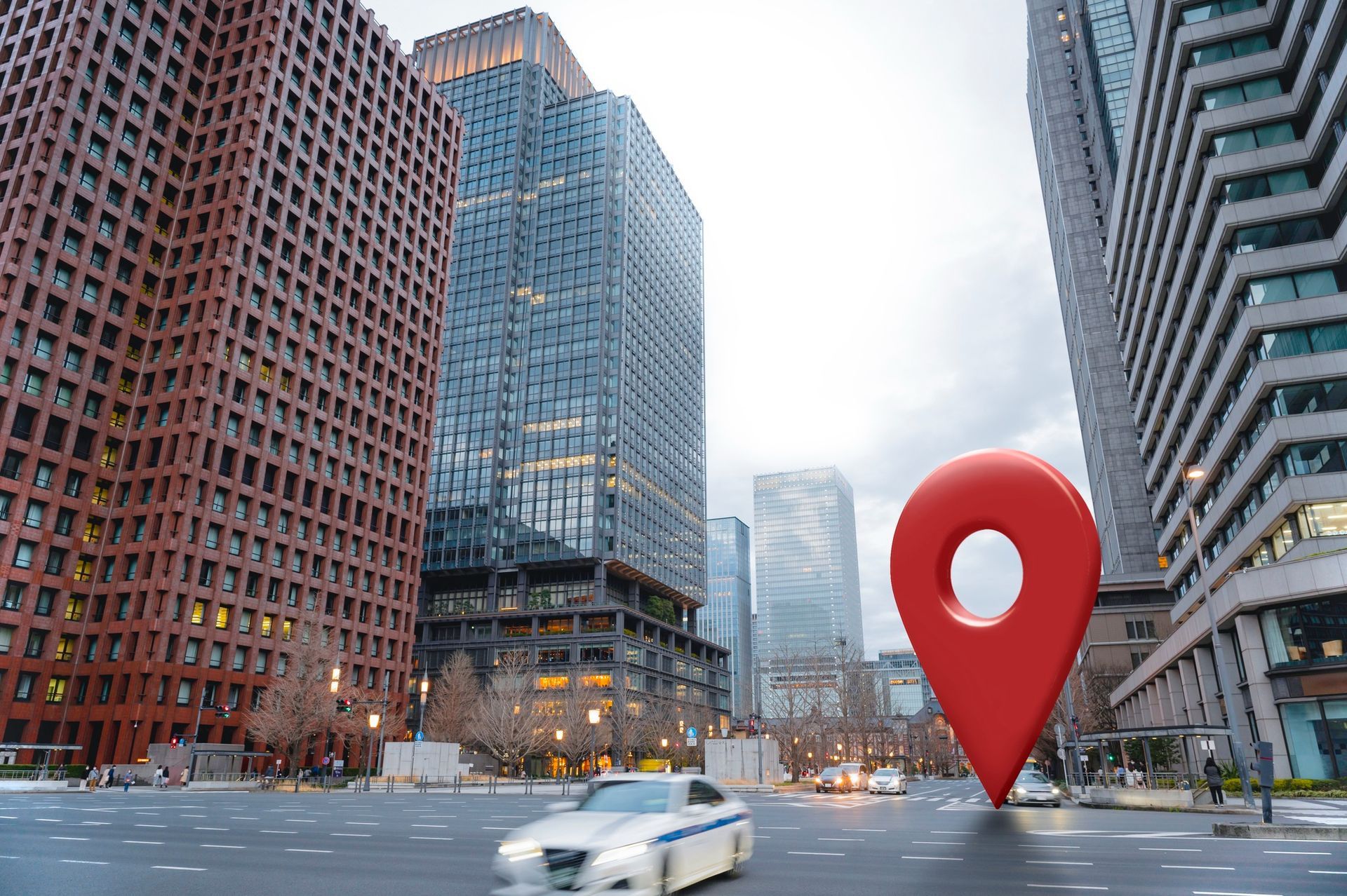 invisible malgré un bon cabinet
Beaucoup de médecins pensent que leur réputation locale suffit. Erreur.
Aujourd’hui, le patient ne cherche plus par recommandation mais par localisation et notation.
Une fiche mal optimisée =
• moins de visibilité sur Google Maps,
• moins de clics sur “Itinéraire” et “Appeler”,
• et donc moins de rendez-vous.
Ce que Google ne voit pas, le patient non plus.
⸻
2. L’impact direct sur la patientèle
Une fiche GMB bien gérée peut générer jusqu’à 30 % de rendez-vous en plus selon les statistiques locales.
Mais dans la réalité :
• 70 % des fiches médicales ne sont pas revendiquées,
• 60 % affichent de mauvaises catégories,
• et la majorité contiennent des photos non professionnelles ou anciennes.
Résultat : le patient ne perçoit ni votre expertise, ni votre professionnalisme.
Et parfois, il ne vous trouve même pas.
⸻
3. Ce que Google attend de vous
Google favorise les fiches :
• actives (publications régulières),
• bien notées (avis patients récents et authentiques),
• complètes (catégorie, description, horaires, services).
Une fiche active, c’est un signal fort pour l’algorithme.
Mais aussi pour le patient : vous existez, vous êtes présent, vous inspirez confiance.