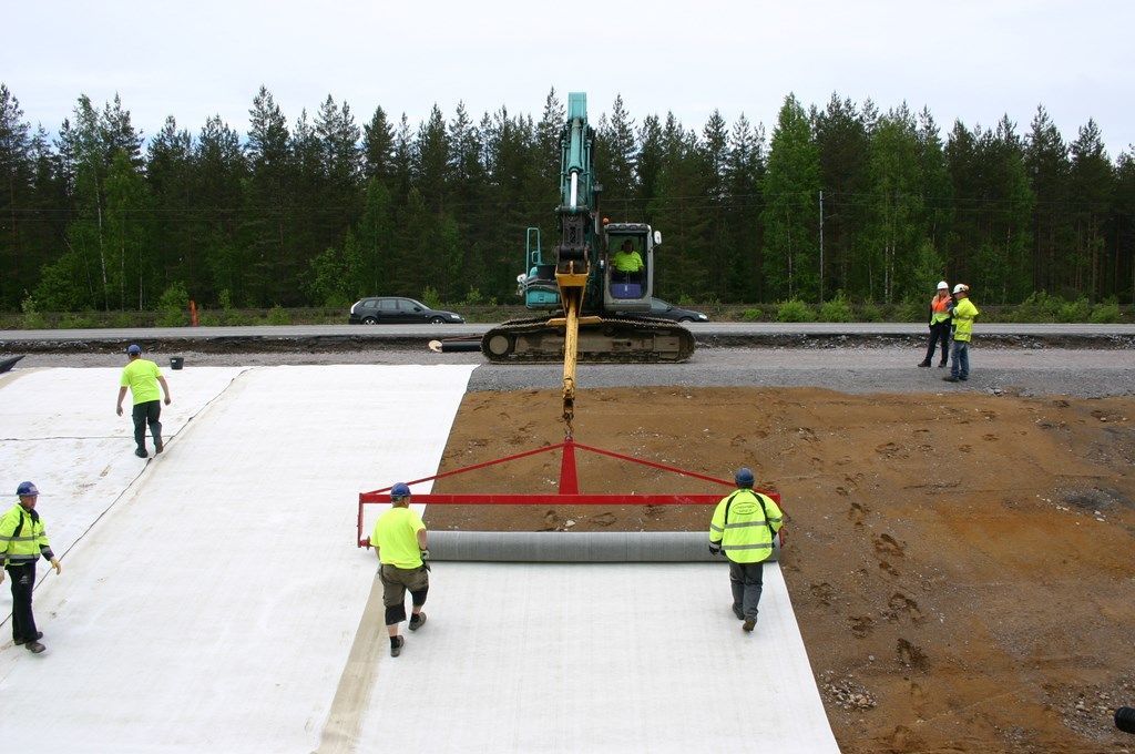 Erosionsschutz, Hangsicherung, Geosynthetik, Abdichtung, Umweltschutz, Geotechnik, Bodenschutz, Wasserbau, Bentonit